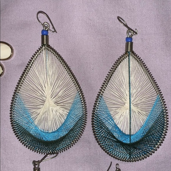 🔴 4/$20 Bundle: Assortment of earrings - Picture 4 of 5